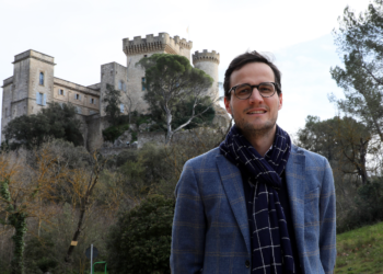 Vianney d’Alençon, du château de la Barben recherche des entreprises et des artisans pour travailler à ses côtés.