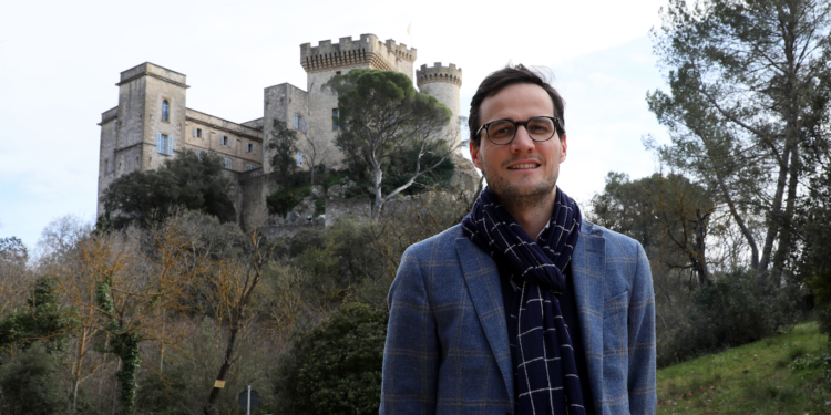 Vianney d’Alençon, du château de la Barben recherche des entreprises et des artisans pour travailler à ses côtés.