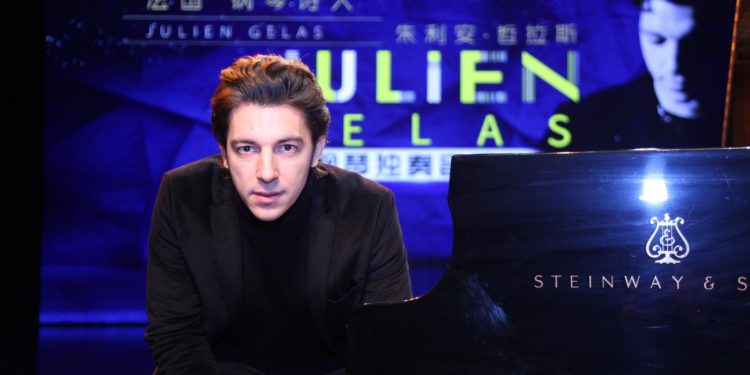 Julien Gélas en concert depuis le théâtre du Chêne Noir sur Youtube