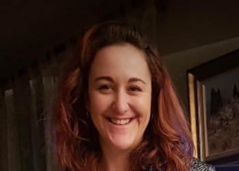 Je m’appelle Maeva, 24 ans, cavaillonnaise et je suis à la télévision le débat sur le déconfinement