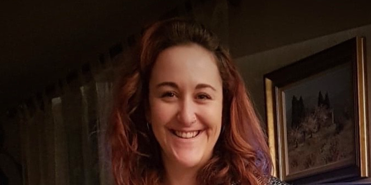 Je m’appelle Maeva, 24 ans, cavaillonnaise et je suis à la télévision le débat sur le déconfinement