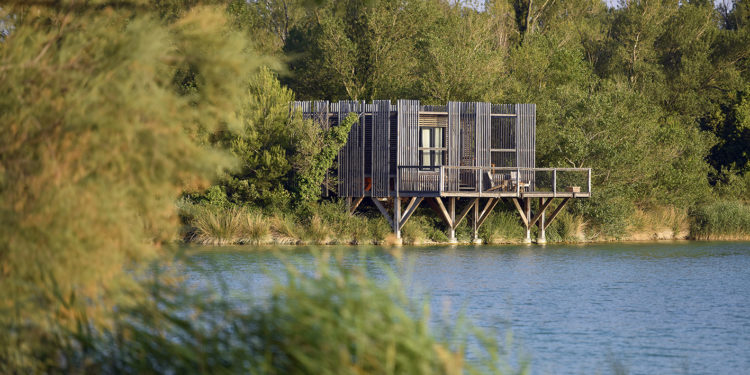 Sorgues, Lac de la Lionne, vivre dans une cabane en bois au milieu de la nature