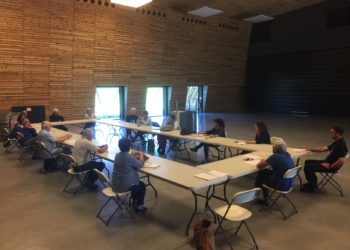 Mazan rouvre son école et distribue des masques aux habitants