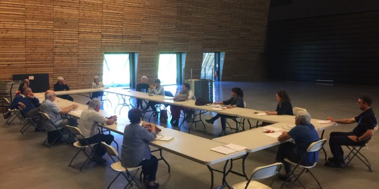 Mazan rouvre son école et distribue des masques aux habitants