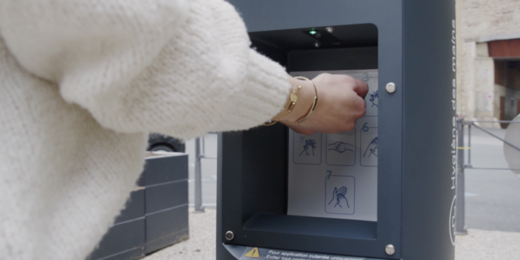 Roquemaure : 1 000 distributeurs urbains de gel hydroalcoolique en France grâce à AMCO
