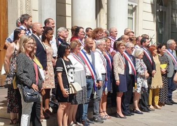 Mairie d’Avignon : tous derrière et (Cécile) Helle devant