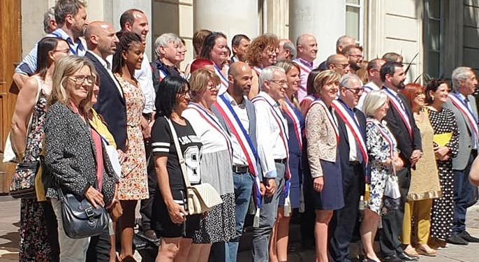 Mairie d’Avignon : tous derrière et (Cécile) Helle devant