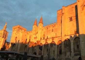 Un apéro après une visite du Pont Saint-Bénézet et du Palais des papes ça vous tente ?