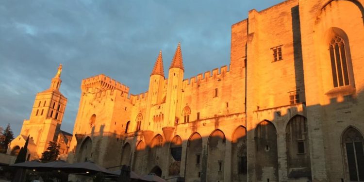 Un apéro après une visite du Pont Saint-Bénézet et du Palais des papes ça vous tente ?