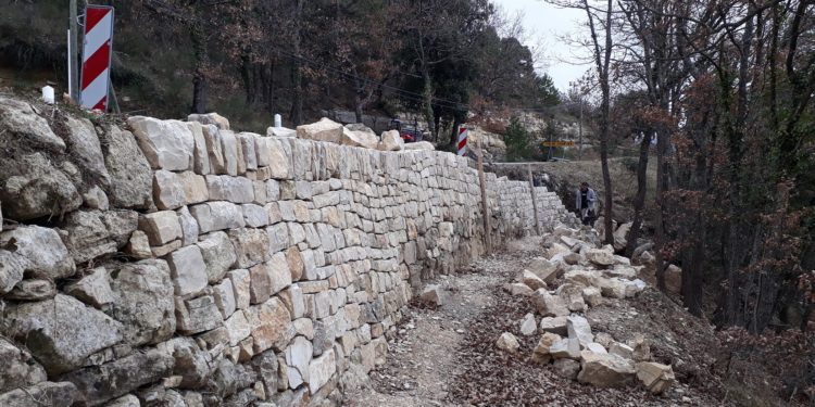 Saint-Martin-de-Castillon : réparation d’un mur de soutènement en pierres sèches