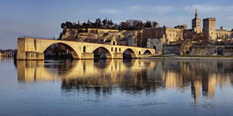 Avignon, le  pont Saint-Bénézet, le Palais des papes et ses jardins secrets… Vous en rêvez ? L’Office de tourisme d’Avignon vous le propose. Venez, on vous y attend !