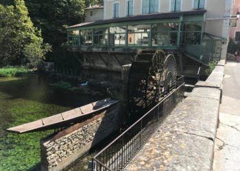 Fontaine-de-Vaucluse : la Sorgue côté jardin de Pétrarque
