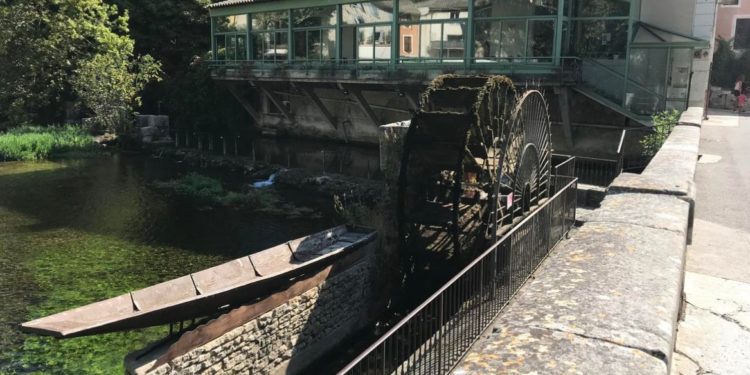 Fontaine-de-Vaucluse : la Sorgue côté jardin de Pétrarque