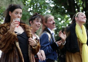 ‘Burning Scarlett’ dans la cour de l’Hôtel-Dieu de Carpentras