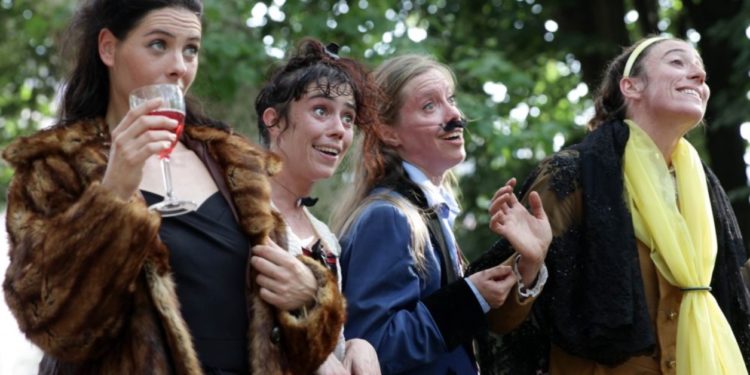 ‘Burning Scarlett’ dans la cour de l’Hôtel-Dieu de Carpentras