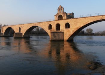 Et si l’on assistait au lever du jour sur le pont d’Avignon, en petit-déjeunant ?