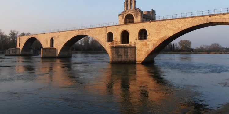 Et si l’on assistait au lever du jour sur le pont d’Avignon, en petit-déjeunant ?