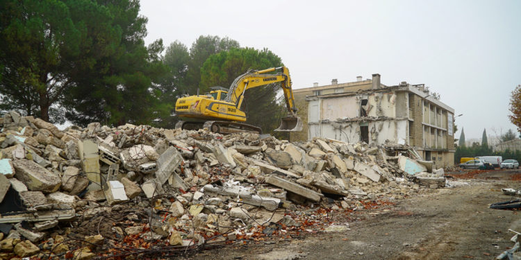 Carpentras : lancement de la démolition du bâtiment ‘A’ aux Amandiers