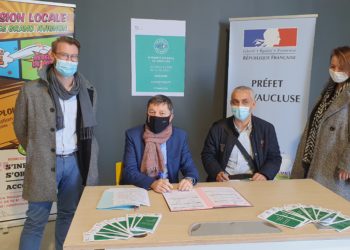 Vaucluse : signature des deux premiers ‘Contrats initiative emploi Jeunes’