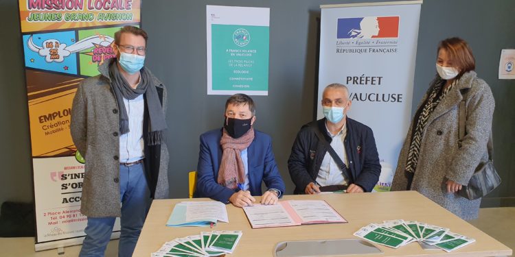 Vaucluse : signature des deux premiers ‘Contrats initiative emploi Jeunes’