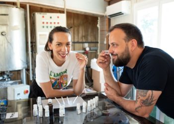 L’Isle-sur-la-Sorgue : Ils créent des bougies parfumées à la manière des artisans ciriers