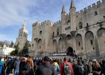 « Résistons » : le monde de la culture se mobilise sur la place du palais