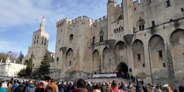 « Résistons » : le monde de la culture se mobilise sur la place du palais