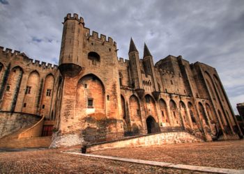 L’Indonésie à la découverte (virtuelle) du palais des papes