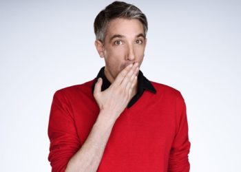 Avignon, l’humoriste Guillaume Meurisse se prête à une séance de dédicaces