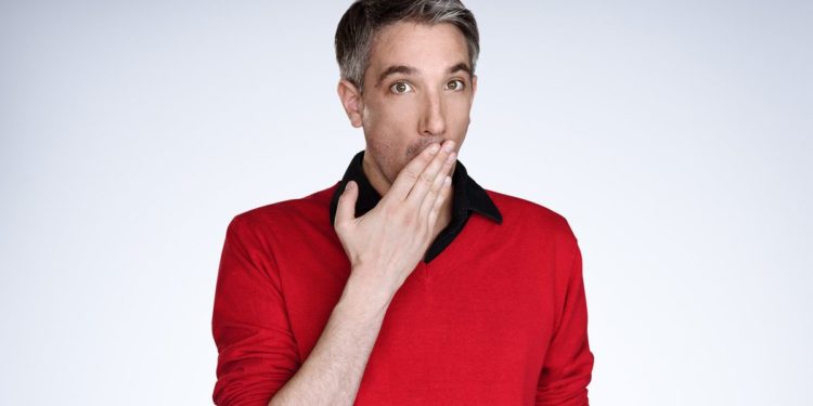 Avignon, l’humoriste Guillaume Meurisse se prête à une séance de dédicaces