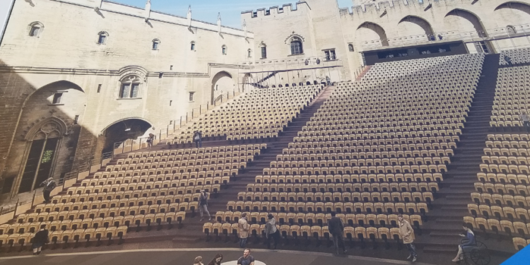 Avignon, Une nouvelle installation scénique pour la Cour d’honneur du Palais des Papes