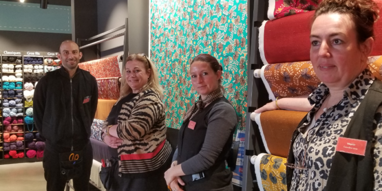 Flore Linotte entourée de son équipe d'experts