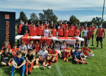 Orange mouille le maillot pour le club de foot de Carpentras