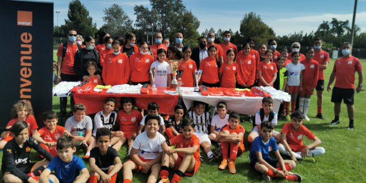 Orange mouille le maillot pour le club de foot de Carpentras