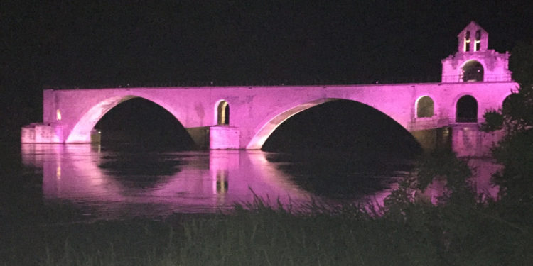 En images : les monuments du Vaucluse illuminés en soutien aux malades