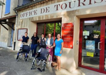 APS solidarité : Intermarché de Pernes-les-Fontaines remet des fauteuils roulants recyclés à l’Office de tourisme