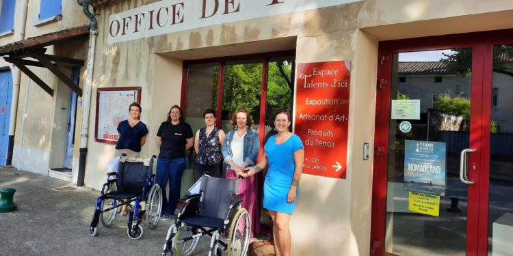 APS solidarité : Intermarché de Pernes-les-Fontaines remet des fauteuils roulants recyclés à l’Office de tourisme