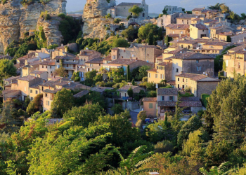 Château de Buoux, matinée de coopération entre entreprises privées et Parc naturel régional du Luberon ce jeudi 17 juin