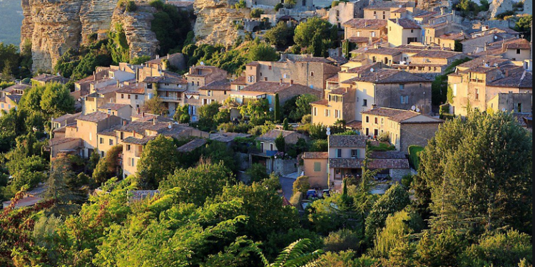 Château de Buoux, matinée de coopération entre entreprises privées et Parc naturel régional du Luberon ce jeudi 17 juin