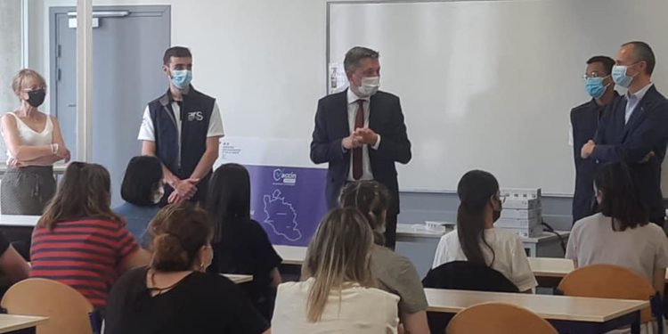 Distribution d’autotests aux étudiants de la CCI Vaucluse