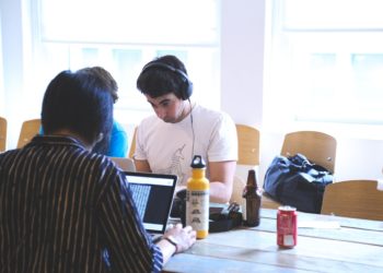 Henri Lachmann, ex-PDG de Schneider electric, intègre les jeunes du Vaucluse en entreprise