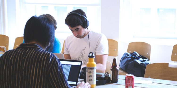 Henri Lachmann, ex-PDG de Schneider electric, intègre les jeunes du Vaucluse en entreprise