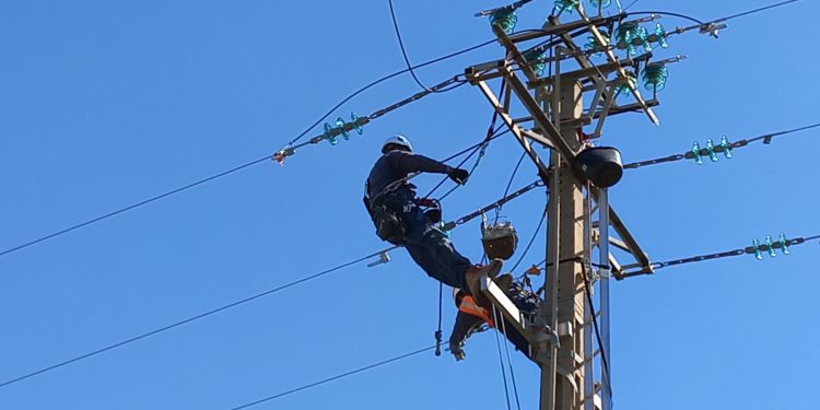 Enedis investit dans les lignes électriques aériennes du secteur de Caderousse