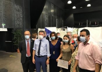 100 000ème vaccinée, on sabre le champagne au centre de vaccination Montfavet