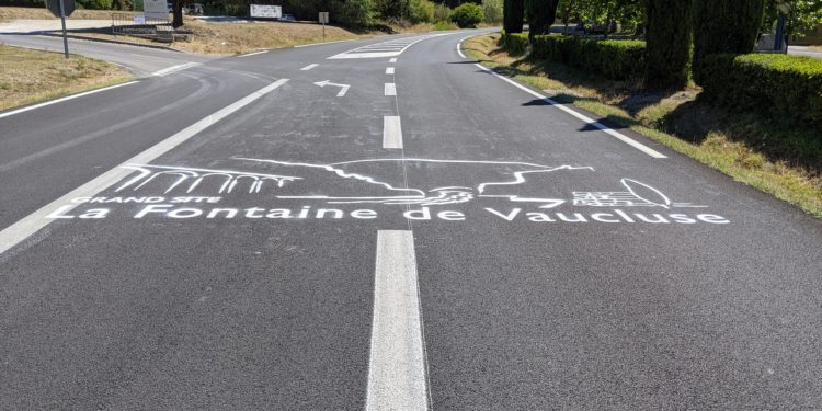 Tour de France : des pochoirs à l’effigie de l’opération ‘Grand site la Fontaine de Vaucluse ‘