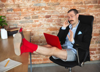 Peut-on interdire des tenues pas assez habillées au travail ?