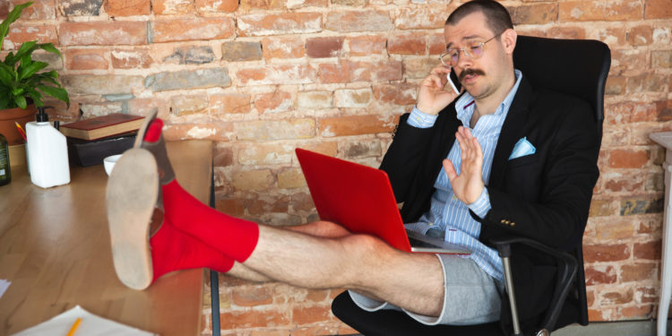 Peut-on interdire des tenues pas assez habillées au travail ?