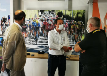 Tour de France : Michel-Édouard Leclerc visite la zone technique d’Orange à Malaucène