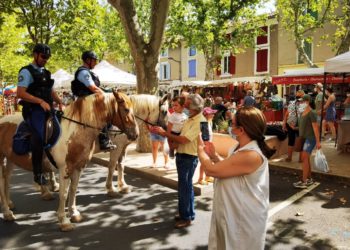 La patrouille équestre de la gendarmerie sur le marché de Pertuis