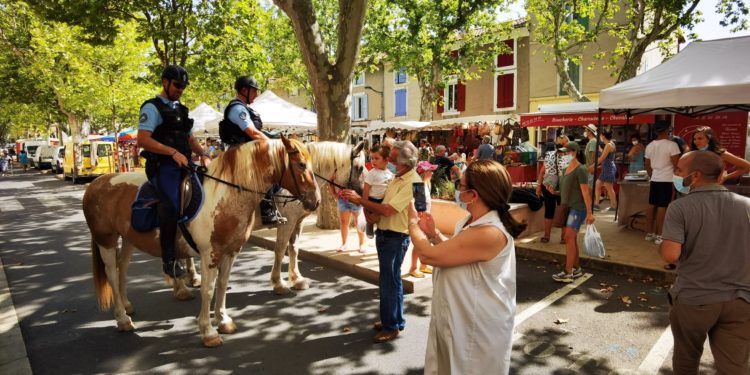 La patrouille équestre de la gendarmerie sur le marché de Pertuis